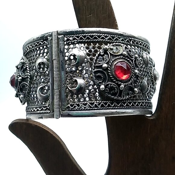 Vintage Silver Wide Filigree Hinged Bangle Bracelet with Red Glass Stones - Picture 12 of 16